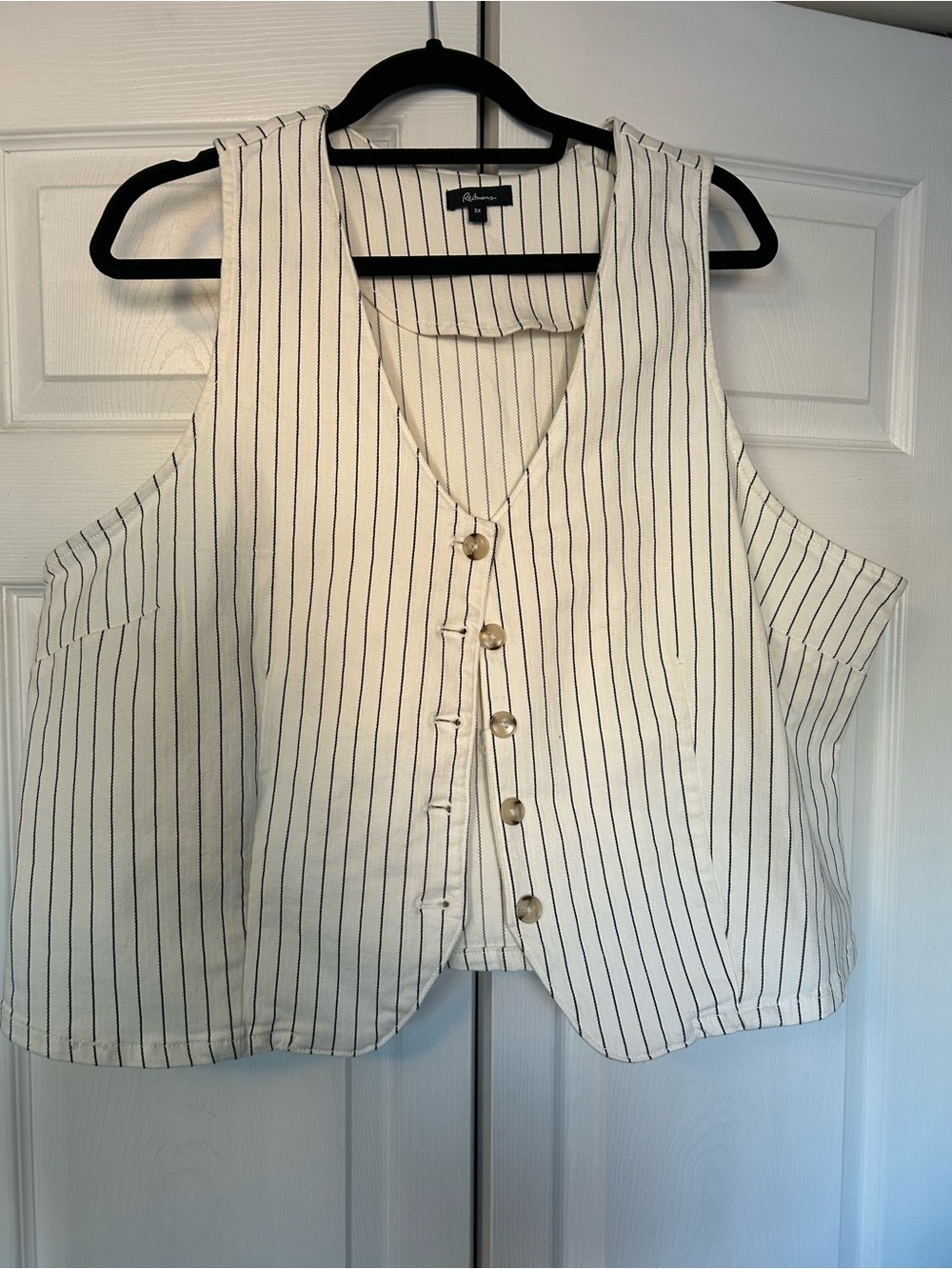 Reitmans White Pinstripe Sleeveless Button Vest